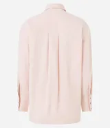 Camisa color rosa pálido, de corte amplio y alargado, confeccionada en viscosa. Tiene cuello camisero, abotonadura frontal y mangas largas con puños abotonados.
