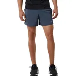 Short deportivo gris de poliéster, con logo reflectivo de New Balance en la pierna izquierda.
