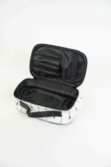 Neceser rectangular con cierre superior, estampado con flechas negras sobre fondo blanco y asa de mano negra.