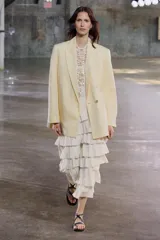 Falda midi color crudo confeccionada en tejido de viscosa, con cintura elástica y volantes en capas.