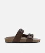 Sandalias slide marrones de cuero sintético con dos tiras ajustables con hebillas metálicas negras y plantilla anatómica.