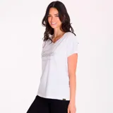 Remera blanca de algodón y poliéster reciclado, con cuello en V y logo de Caterpillar estampado en plateado en el pecho.