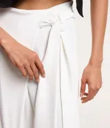 Pantalón pantalona negro de crepé con superposición y lazo lateral.