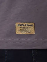 Remera azul con estampa en la espalda que incluye la palabra 'Malibu', una flor de hibisco y la frase 'Beach Bar, Summer Drinks & Fresh Sealt'.