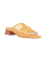 Sandalia color naranja con tiras finas y taco cuadrado de madera.
