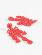 Aros colgantes formados por mostacillas rojas dispuestas en forma de pétalos.