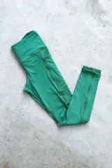 Calza deportiva larga color verde militar, de tiro alto y largo hasta el tobillo.