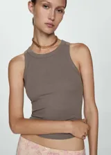 Musculosa marrón de tejido de canalé con cuello redondo y corte recto.