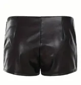 Short ajustado de cuero sintético negro, de tiro medio, con cinturón incorporado decorado con tachas metálicas redondas y hebilla cuadrada plateada.