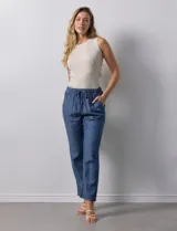 Pantalón celeste liso, marca Dash. Pretina elastizada, bolsillos delanteros y bolsillos traseros simulados.
