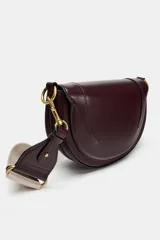 Bolso de hombro ovalado color negro, con asa de doble tira redonda con detalles metalizados dorados. Cierre imantado y asa de bandolera extraíble con tejido a contraste. Bolso interior con cierre mediante cremallera metálica.