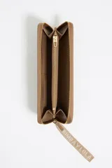 Billetera grande Bimba y Lola color marrón claro con cierre de cremallera, logo de la marca en dorado y correa de mano con el nombre de la marca.