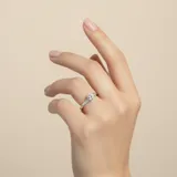 Anillo de plata 925 con circonia engarzada en 6 puntas. Alianza de 1.2mm de ancho y circonia de 5mm de diámetro.