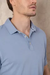 Remera celeste de corte clásico, con cuello polo abotonado y mangas cortas.