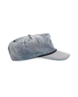 Gorra de béisbol gris con visera rígida y bordado frontal de un caballo salvaje.