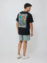 Remera de algodón color celeste pálido, corte oversize, con cuello redondo y manga corta. Presenta un pequeño estampado en el pecho con el texto "RUSTY MANTRA".