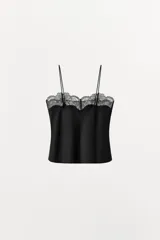 Top negro de satén con tirantes finos y escote en pico con encaje a tono.