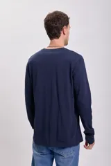 Remera de manga larga azul marino con cuello redondo y corte clásico.