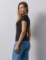 Remera azul marino de modal con textura acanalada, cuello redondo y mangas cortas con detalle de frunce en los hombros.