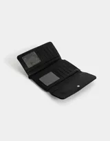 Billetera negra de cuerina con formato fichero y solapa bordada. Cuenta con sistema de apertura con broche a presión y compartimentos para tarjetas y billetes.