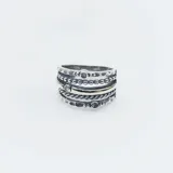 Anillo ancho de plata con detalles en oro y circonias.