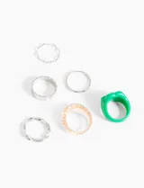 Set de seis anillos plateados y verdes de diferentes diseños.