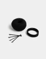 Set de accesorios para el pelo color negro, incluye una dona para moño, cuatro gomitas elásticas y cuatro horquillas.
