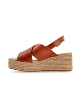 Sandalia de cuero color marrón con plataforma de yute y tiras cruzadas.