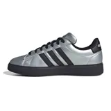 Championes de estilo urbano Adidas Grand Court 2.0, color plateado metálico con las tres franjas y detalles en negro. Poseen cordones negros y suela de goma negra.