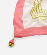 Pareo rectangular de chiffon con estampado geométrico multicolor y detalle de borlas en los extremos.