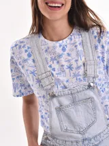 Jardinero corto de jean celeste con bolsillos delanteros y traseros.