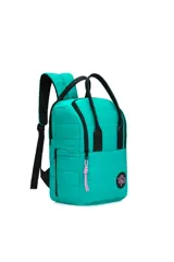Mochila color rosa con detalles en negro y logo en verde agua.