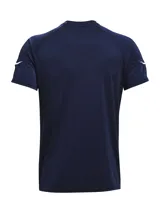 Remera deportiva verde con logo Under Armour blanco en el pecho y detalles de rayas blancas en las mangas.