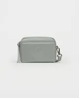 Bandolera de cuero sintético en color gris claro, con diseño minimalista y compartimento frontal.