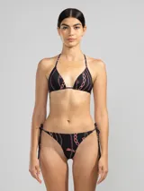 Conjunto de bikini negro con estampado de cadenas rosadas. El corpiño es de triángulo con tirantes finos y la bombacha es de corte clásico con tiras laterales ajustables.