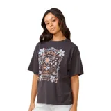 Remera negra de algodón con estampado de flores, palmeras y texto "Rip Curl Surf Company".
