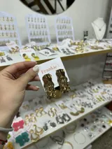 Aros colgantes dorados con forma irregular y textura arrugada.