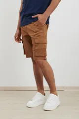 Bermuda cargo azul marino con seis bolsillos, corte a la rodilla.