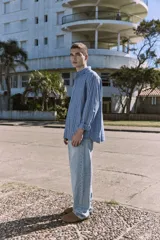 Camisa celeste a rayas verticales blancas, de manga larga, con cuello clásico y corte comfort.