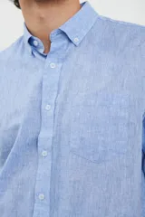 Camisa celeste de lino y algodón, de corte clásico, con cuello button-down y manga larga.