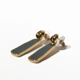 Aros colgantes con forma rectangular, color gris con borde dorado.