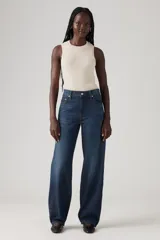 Pantalón de jean azul oscuro, de corte amplio y tiro alto.