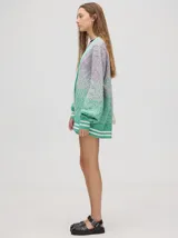 Cardigan tejido a rombos con degradé de tonos oníricos, cartera de botones y puños a juego.