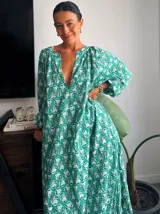 Camisola larga de algodón con estampado floral en tonos verdes y rosas, de manga larga y corte suelto.