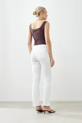 Pantalón de jean blanco, de corte recto.