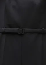 Mono corto negro de tejido mezcla de lana con tirantes anchos, cuello escotado, cinturón decorativo y cierre de cremallera invisible en la parte posterior.