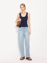 Jeans de denim celeste, corte recto y tobillero, con bolsillos delanteros y traseros.