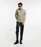 Remera polo de hombre, corte slim, color gris claro, confeccionada en tejido de media malla acanalada de algodón.