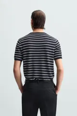 Camiseta de hombre de punto con mezcla de viscosa, a rayas horizontales blancas y azul marino. Tiene cuello redondo, manga corta y terminaciones en rib.