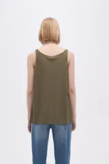 Musculosa negra de bretel ancho y corte holgado.